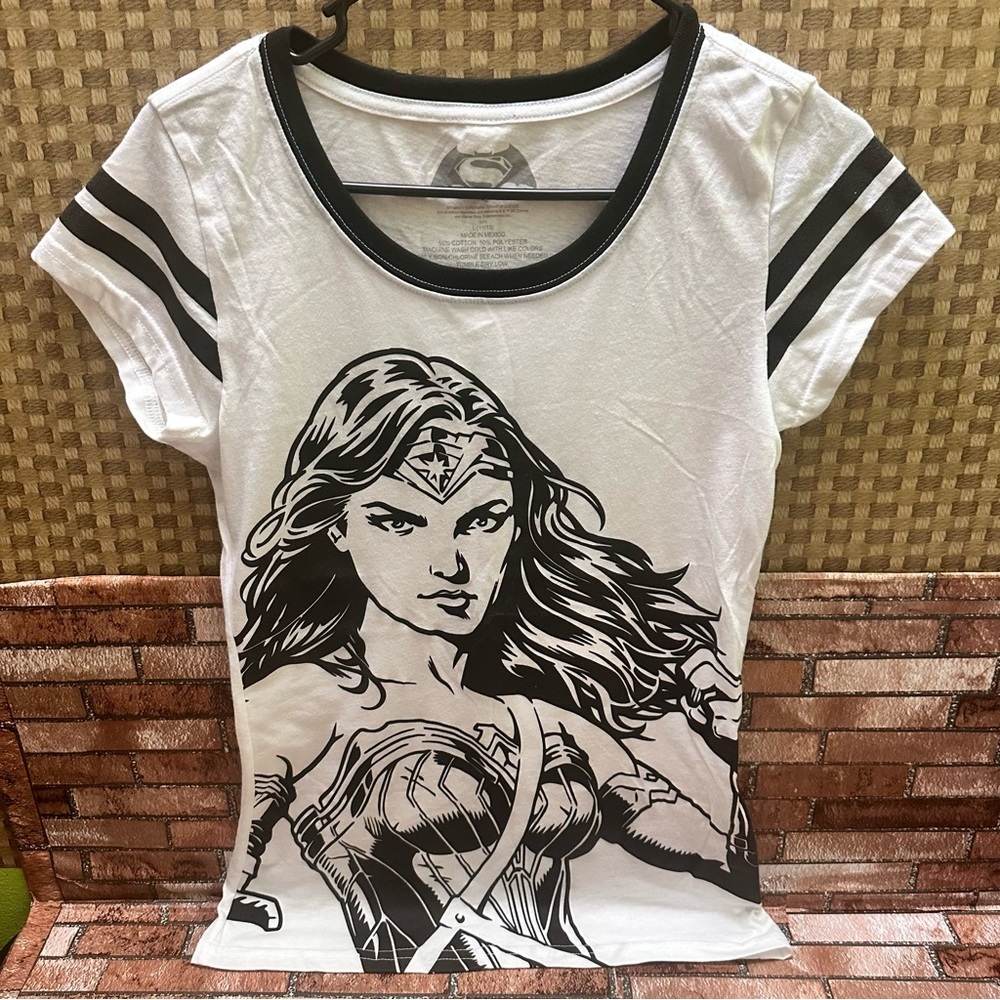 Warner Bros Gray and White Graphic Fitted T-Shirt size L (11-13) - Picture 4 of 11